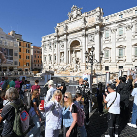 Turistas se toman un selfie en la Fontana di Trevi mientras se realizan obras de renovación. Roma, octubre de 2024