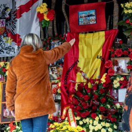 Una mujer realiza el saludo fascista en el panteón donde se encuentran los restos de Francisco Franco en el cementerio de Mingorrubio.