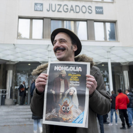 El editor de la Revista satírica 'Mongolia', Darío Adanti, posa con la portada denunciada por Abogados Cristianos.