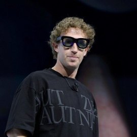 Mark Zuckerberg con unas gafas de realidad aumentada 'Orion' en el evento anual Meta Connect en la sede de la empresa en Menlo Park (California, EEUU), en septiembre de 2024.