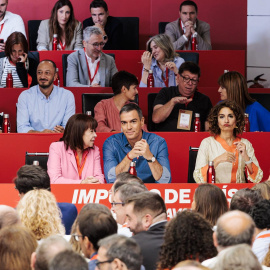 El secretario general del PSOE y presidente del Gobierno, Pedro Sánchez, con la presidenta del partido, Cristina Narbona, y la vicesecretaria general y ministra de Hacienda, María Jesús Montero, en el Comité Federal socialista del pasado mes de septiembre.