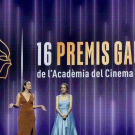 Ana Polo, a la derecha de la imagen, junto a Maria Rovira, durante la entrega de los XVI Premis Gaudí de cine, a 4 de febrero de 2024, en Barcelona.