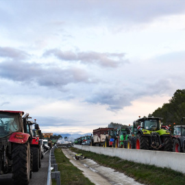 Agricultores cortan con sus tractores la AP-7 a la altura de Pontós, Catalunya, en una foto de archivo.