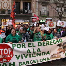 Protesta de pensionistes i el moviment per l'habitatge al voltant de la seu de Junts