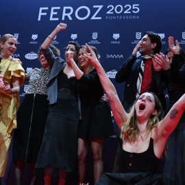 El equipo de 'Salve María' recibe el Feroz a la mejor película dramática en la gala de entrega, en su duodécima edición, de los Premios Feroz, este sábado en Pontevedra.