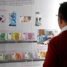 Una persona observa una muestra de billetes de euro en el museo del banco central de Austria, en Viena.