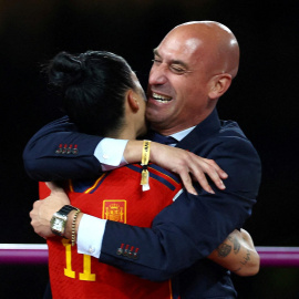 El entonces presidente de la RFEF, Luis Rubiales, abraza a la jugadora Jeni Hermoso, durante la ceremonia de entrega de trofeos tras la final del Campeonato del Mundo de Fútbol Femenino, en Sidney (Australia), en agosto de 2023.