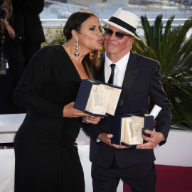 El director Jacques Audiard junto a la actriz Karla Sofía Gascón en un festival de cine en Italia.