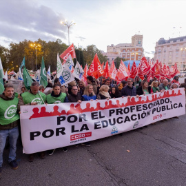 Varias personas durante una manifestación por la educación pública, en Madrid.