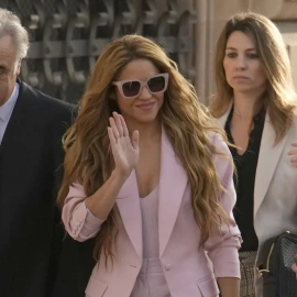 La cantante Shakira a su llegada a la Audiencia de Barcelona, a 20 de noviembre de 2023. EFE/Enric Fontcuberta