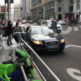 Imagen difundida por 'El Diario' con la vicepresidenta bloqueando el carril bus de Gran Vía