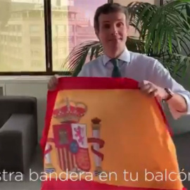 Pablo Casado luce la bandera española