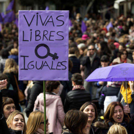 Miles de mujeres se manifiestan en España por el Día Internacional de la Mujer. EFE/ DAVID AGUILAR