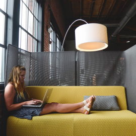  Una chica trabaja con su ordenador portátil en un 'coworking'. Foto: PxHere