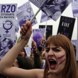  Imagen de una de las miles de mujeres que protestaron en el 8M - REUTERS/Susana Vera