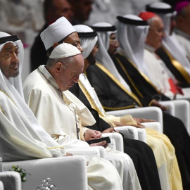 El Papa Francisco con el príncipe heredero de Abu Dabi, Mohammed bin Zayed al Nahyan y el gran imán de Al Azhar, Ahmed al Tayeb, líder de la institución de referencia del islam suní, en Abu Dabi (Emiratos Árabes Unidos). EFE/LUCA ZENNARO