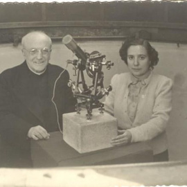 Antonia Ferrín Moreiras y Ramón María Aller en el observatorio de Santiago de Compostela. / Archivo de la familia Ferrín Moreiras Consello da Cultura Galega