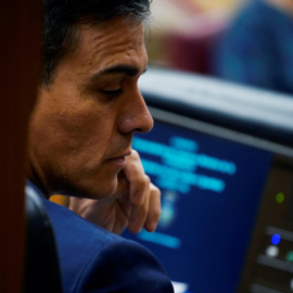 El presidente del Gobierno, Pedro Sanchez, en su escaño, en una sesión de control en el Congreso de los Diputados. REUTERS/Juan Medina