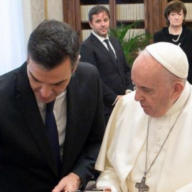 El presidente del Gobierno, Pedro Sánchez, con el Papa Francisco en el Vaticano. EFE