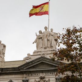 Bandera española en lo alto del edificio del Tribunal Supremo. E.P./Jesús Hellín