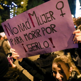 Una mujer sostiene una pancarta en la manifestación en Madrid con motivo del Día Internacional para la Eliminación de la Violencia contra las Mujeres, en Madrid a 25 de noviembre de 2019. E.P./Jesús Hellín