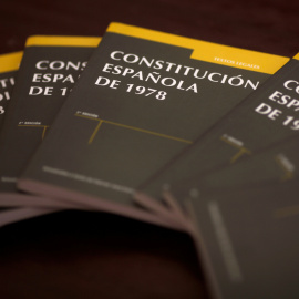 Ejemplares de la Constitución española de 1978. REUTERS