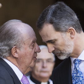 Juan Carlos I y Felipe VI conversan en el exterior de la Catedral de Palma, tras la misa de Pascua, en abril de 2018. AFP/JAIME REINA