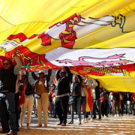  Simpatizantes de Vox con la bandera de España en Colón (Madrid).- EFE/archivo