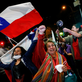 Centenares de personas celebran en las calles de Valparaiso el resultado del referendum en Chile por la reforma de la Constitución. REUTERS/Rodrigo Garrido