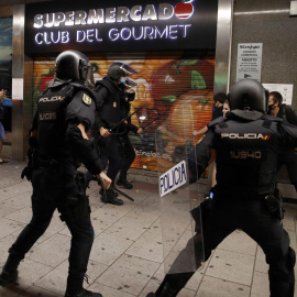  La policía carga contra la manifestación celebrada este lunes en Madrid para condenar la brutal agresión que acabó este sábado con la vida del joven Samuel Luiz, de 24 años, en A Coruña. EFE/Javier López