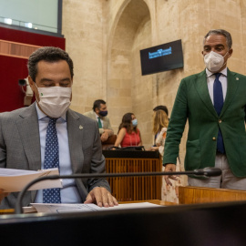 El presidente de la Junta de Andalucía, Juanma Moreno, junto a el consejero de la Presidencia, Elías Bendodo, antes de comparecer en el Pleno del Parlamento autonómico. E.P./ Eduardo Briones