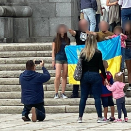  Una familia de fascistas ucranianos hace el saludo romano en el Valle de los Caídos el domingo pasado.- IMAGEN CEDIDO POR EL AUTOR