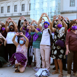  Un momento de la concentración 'Día de Acción Global por el Aborto Legal, Seguro y Accesible', en la Plaza del Museo Nacional Reina Sofía de Madrid.- EFE/Víctor Lerena