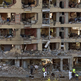  Daños en la fachada de la casa cuartel de la Guardia Civil de Burgos, tras la explosión de una furgoneta cargada con 200 kilos de explosivos, atentado terrorista de ETA en el que no hubo víctimas mortales, sí heridos leves y cuantiosos daños materia