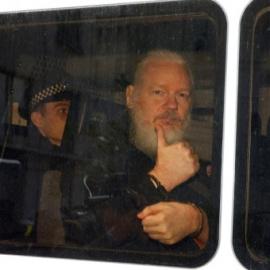  El fundador de WikiLeaks, Julian Assange, tras ser arrestado por la Policía británica en la embajada ecuatoriana en Londres. / REUTERS