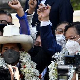  El presidente de Bolivia, Luis Arce (derecha) y su homólogo peruano, Pedro Castillo, levantan la mano en La Paz, el 30 de octubre de 2021.AIZAR RALDES / AFP