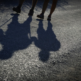 La sombra de unos peregrinos en el Camino de Santiago. AFP/MIGUEL RIOPA