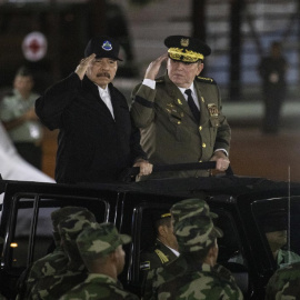 El presidente de Nicaragua, Daniel Ortega (L), y el Comandante en Jefe del Ejército de Nicaragua, General Julio Avilés (R), saludan durante una ceremonia en la que Avilés comienza su tercer mandato consecutivo como jefe del ejército en la Plaza de la 