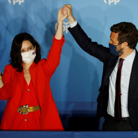  La presidenta de la Comunidad de Madrid y candidata por el Partido Popular a la reelección, Isabel Díaz Ayuso, acompañada por el presidente del partido Pablo Casado, tras conocer los primeros resultados electorales tras los comicios autonómicos madri