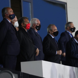 -Los presidentes del Real Madrid, Florentino Pérez (3d) y del Barcelona, Joan Laporta (3i) en el palco durante el partido de LaLiga que enfrenta a sus equipos, que se disputa este sábado en el estadio Alfredo di Stéfano. EFE/Juanjo Martín