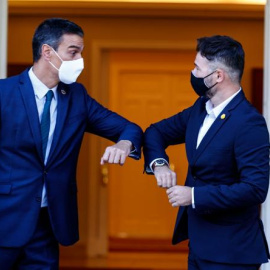 El presidente del Gobierno, Pedro Sánchez (i), recibe en La Moncloa al portavoz de ERC en el Congreso, Gabriel Rufián. EFE