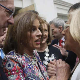 La hasta ahora alcaldesa de Madrid Ana Botella felicita, en presencia de Alberto Ruiz-Gallardón, a su sucesora Manuela Carmena, de Ahora Madrid, tras el acto de investidura. — EFE