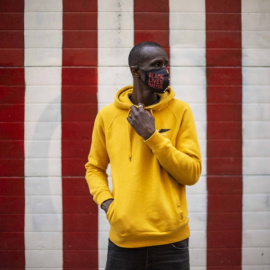 Serigne Mbaye, candidato de Unidas Podemos a la Asamblea de Madrid y portavoz del Sindicato de Manteros de Madrid, en la calle Dos Hermanas, junto al local de Asociación de Sin Papeles de Madrid, el 7 de marzo de 2021. — Jairo Vargas