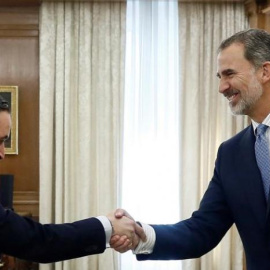  El rey Felipe VI, en una foto de archivo, recibe en audiencia al líder de Vox Santiago Abascal, en la segunda jornada de la ronda de consultas sobre la investidura del presidente del Gobierno en septiembre de 2019. Sebastián Mariscal / EFE