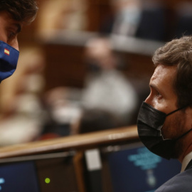 Imagen de archivo de Pablo Casado conversando con Pablo Montesinos, en el Congreso de los Diputados. - E. Parra / EUROPA PRESS