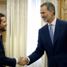 El rey Felipe VI (d) recibe a Pablo Casado en septiembre de 2020. EFE