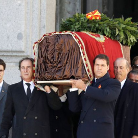 Los familiares de Franco encabezan la comitiva familiar que porta el féretro con los restos mortales del dictador tras su exhumación en octubre de 2019. EFE