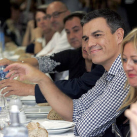 Pedro Sánchez, durante una comida en Ferrol (A Coruña). EFE