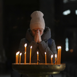  Una persona reza en el interior de la iglesia Castrense Saints Peter and Paul Garrison en la ciudad de Lviv, al oeste de Ucrania.- EFE