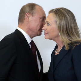  El presidente ruso, Vladimir Putin, da la bienvenida a la secretaria de Estado de los Estados Unidos, Hillary Clinton, durante la Cumbre de Cooperación Económica Asia-Pacífico en Vladivostok, Rusia, el 8 de septiembre de 2012.MIKHAIL METZEL / AFP